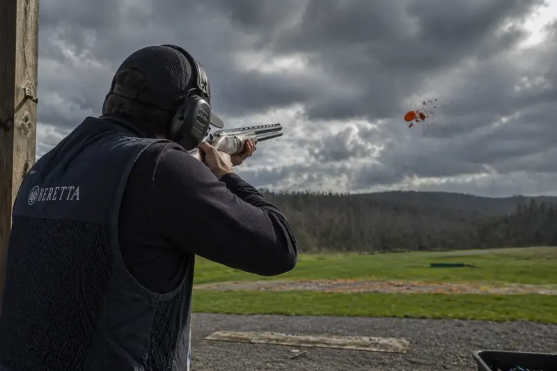 Skytter med hagle og hørselvern treffer leirdue